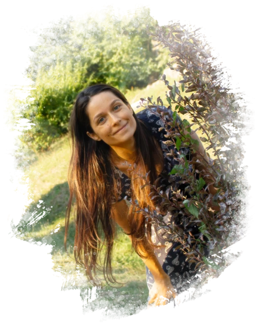 Photo de Florence dans un beau paysage verdoyant en train de sourire